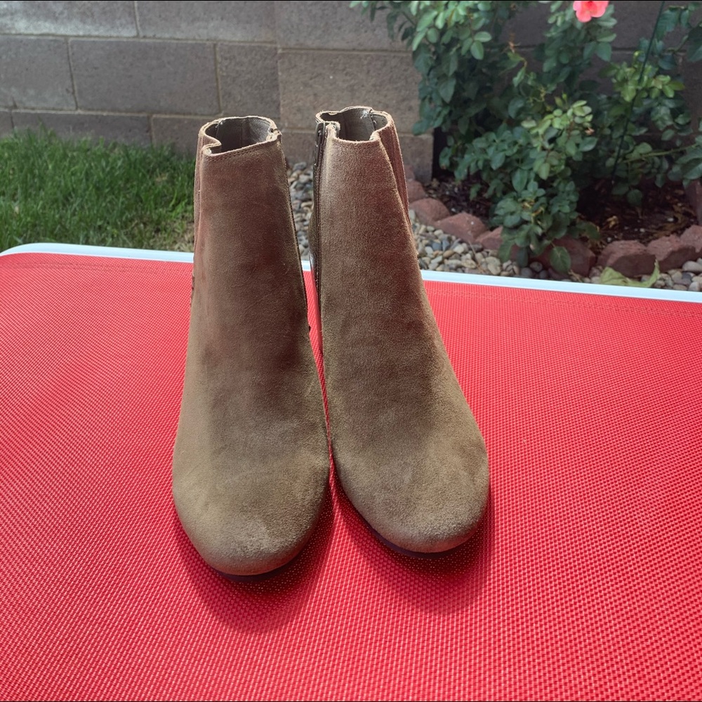 NWOT Levity Suede Ankle boots 9M, shade of brown